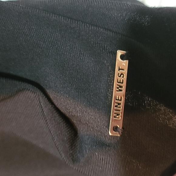 Nine West Top cut out Qtr sleeves V Neckline e EUC Black - Picture 5 of 5